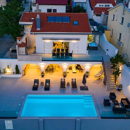 בית נופש Ava *